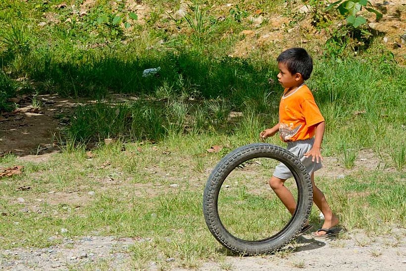 Kinder spielen vor Sumaqao Lager