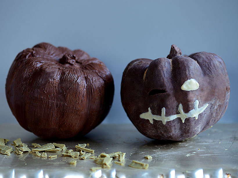 Halloween-Dessert: Selbstgemachter Schoko-Kürbis mit Kürbiskernnougat
