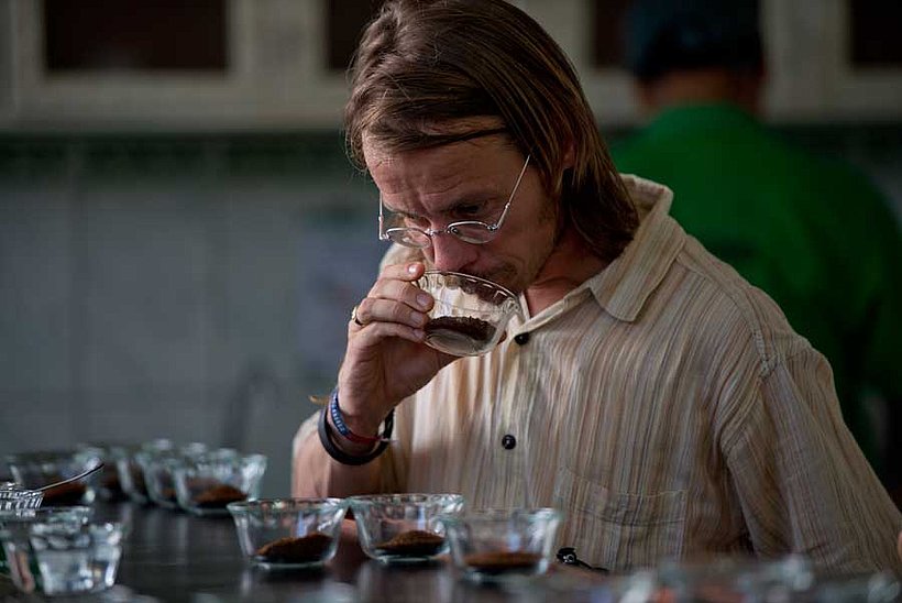 Gregor beim Kaffeesorten testen