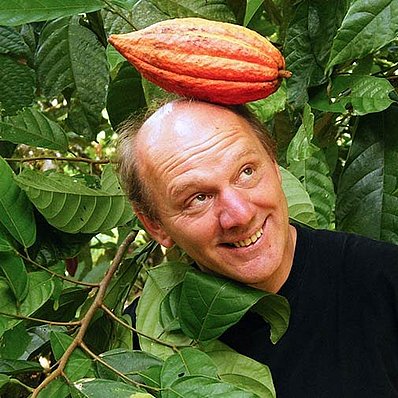 Josef Zotter mit Kakaofrucht (Querformat)