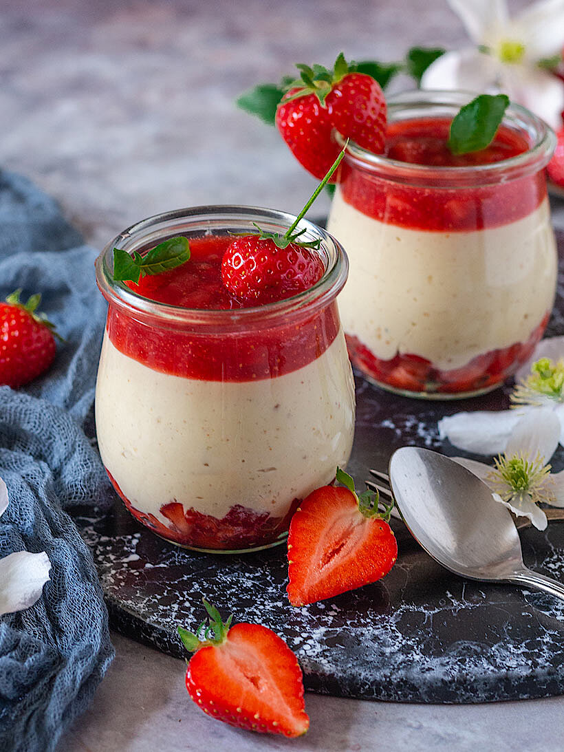 Rezept für veganes Erdbeer-Dessert mit Weißer Schokolade von Zotter