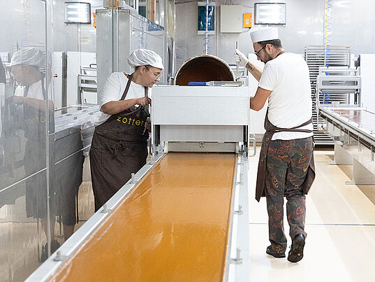 Orangenkaramell als Füllschicht für handgeschöpfte Schokolade