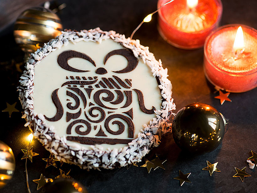 Schokoladen-Kokoskekse mit weihnachtlichen Dekormotiven