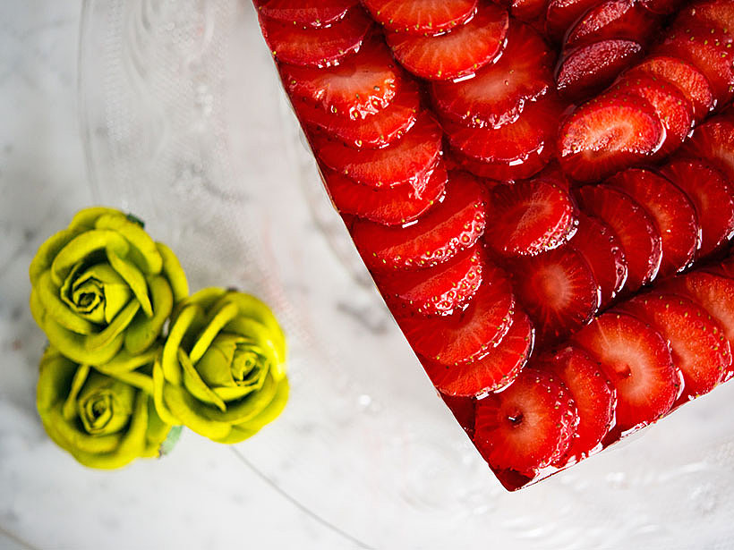 Muttertags-Torte mit luftiger Schokomousse und Erdbeeren