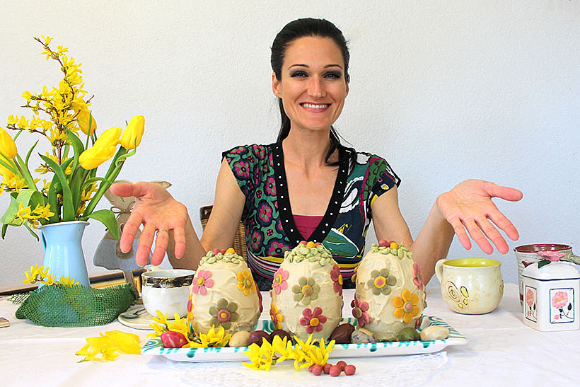Sandra präsentiert ihre selbstgemachten Marmorkuchen-Ostereier mit weißer Schoko-Ganache