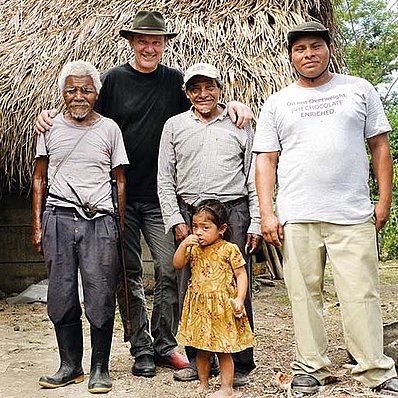 Belize: Josef Zotter mit Maya-Kakaobauern 