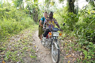 Motorrad-Fahrt zu Vanille- und Kakaoplantage im Kongo