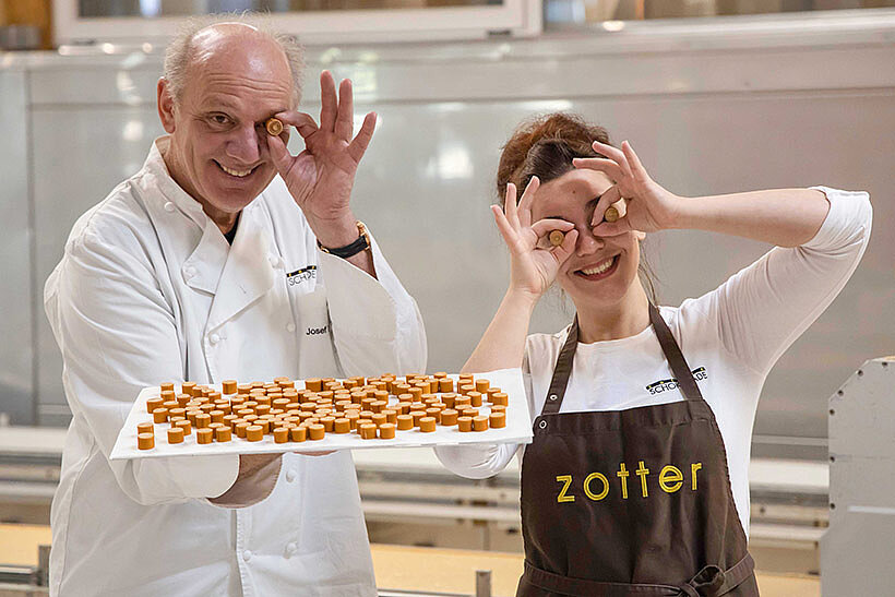 Auch ohne einschlägige Lehre wurde er zum Chocolatier: Josef Zotter mit Tochter Julia, die bereit ist, in seine Fußstapfen zu treten.