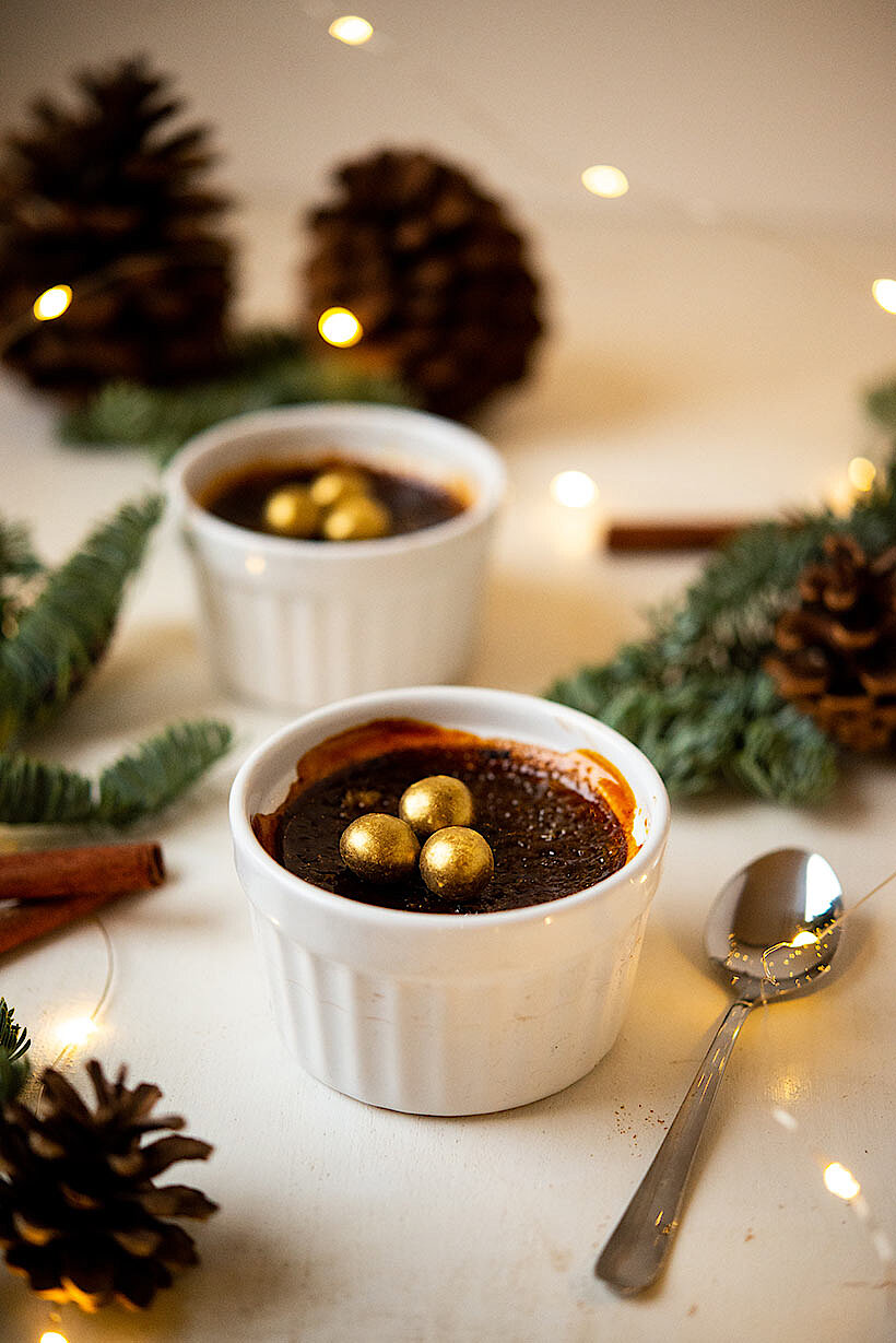 Rezept für schokoladige Lebkuchen Crème Brûlée mit vergoldeten Haselnuss Balleros