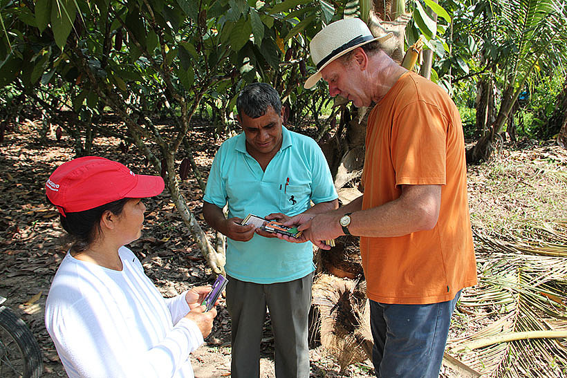 Josef Zotter mit Kakaobauern aus Peru