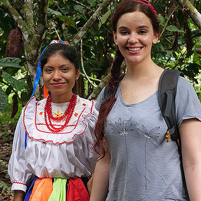 Peru: Julia Zotter with cocoa farmer (horizontal)