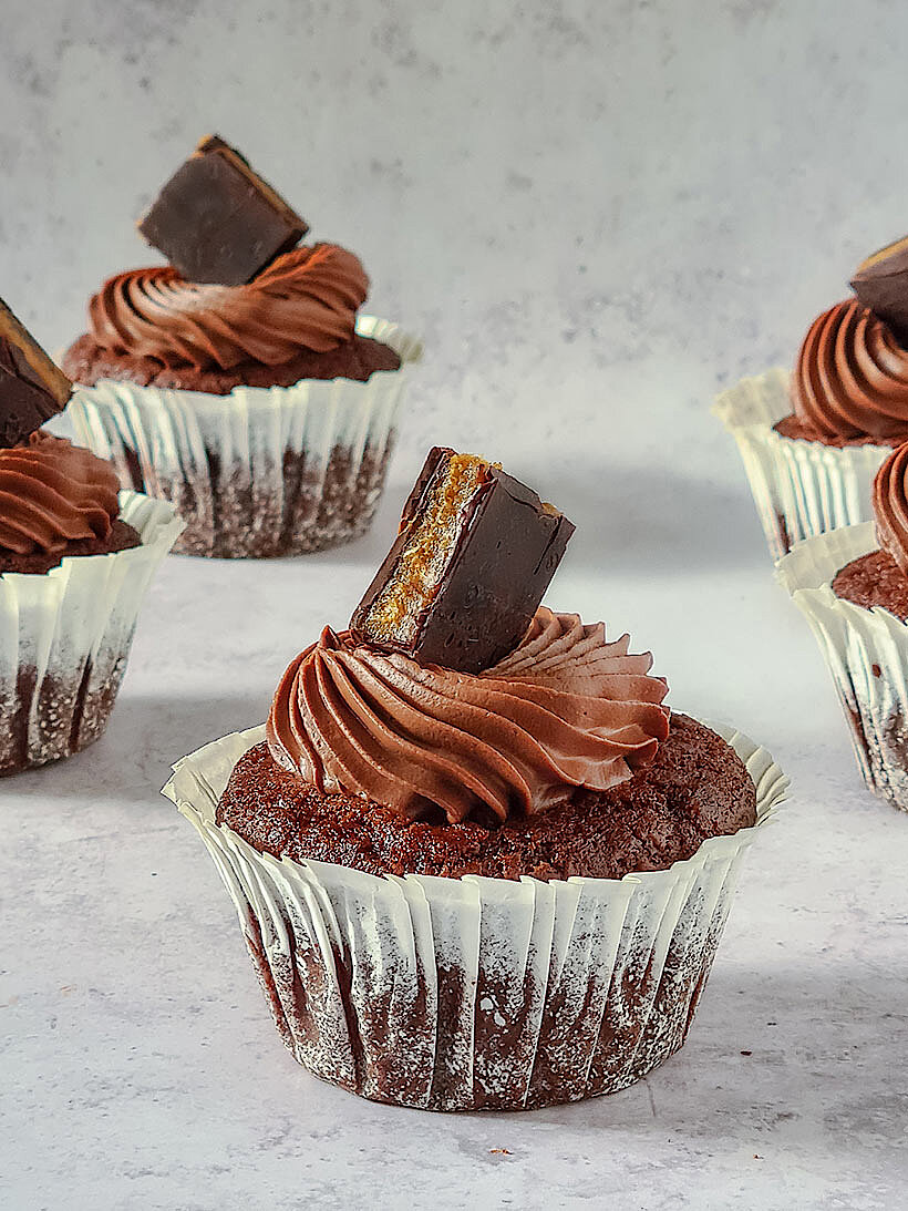 Rezept für Schokoladen-Cupcakes, gefüllt mit Datteln (vegan)