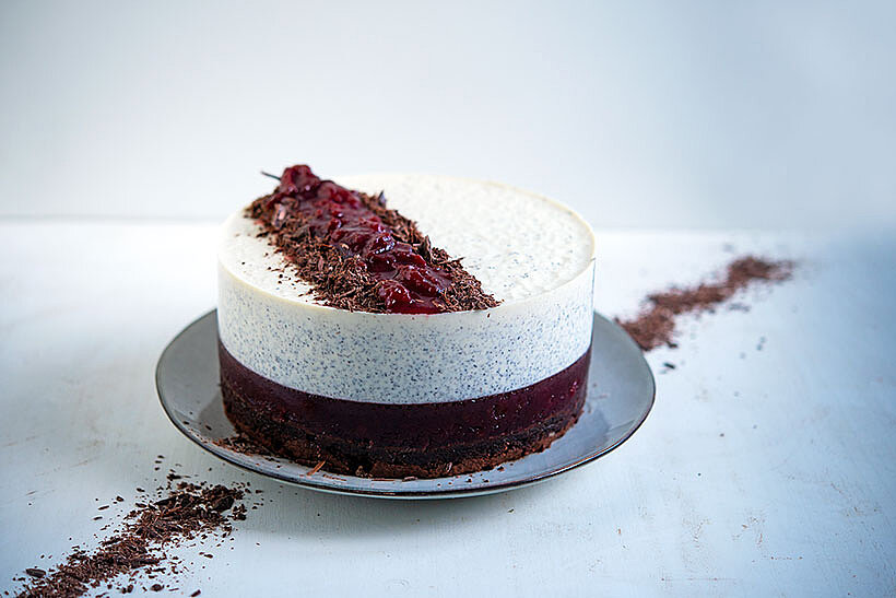Rezept Brownie-Torte mit Zotter Schokolade, Zwetschkenröster und Mohn Panna Cotta