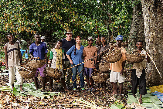 Josef und Julia Zotter mit Kakaobauern in Madagaskar