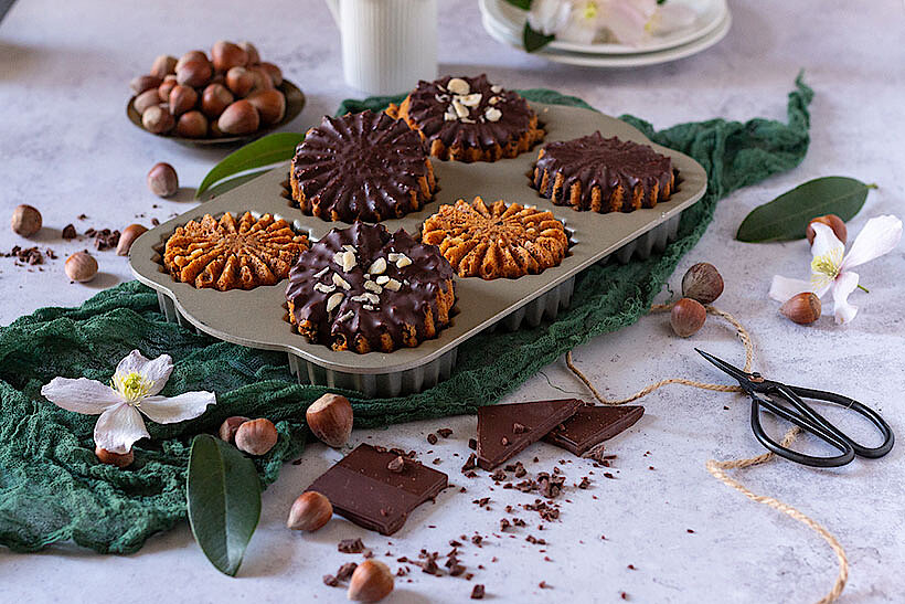 Vegane Schokoladen-Nussküchlein mit Preiselbeer in Kakao Kuvertüre