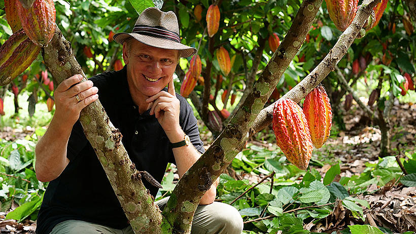 Josef Zotter in einem peruanischen Kakaogarten