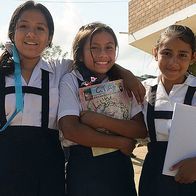Peru: schoolchildren (horizontal)