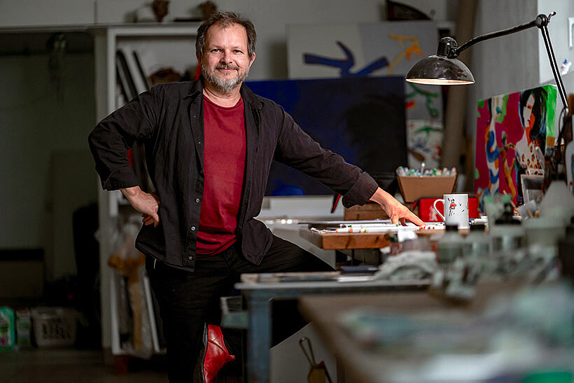 Artdirector Andreas H. Gratze bei der Arbeit in seinem Atelier