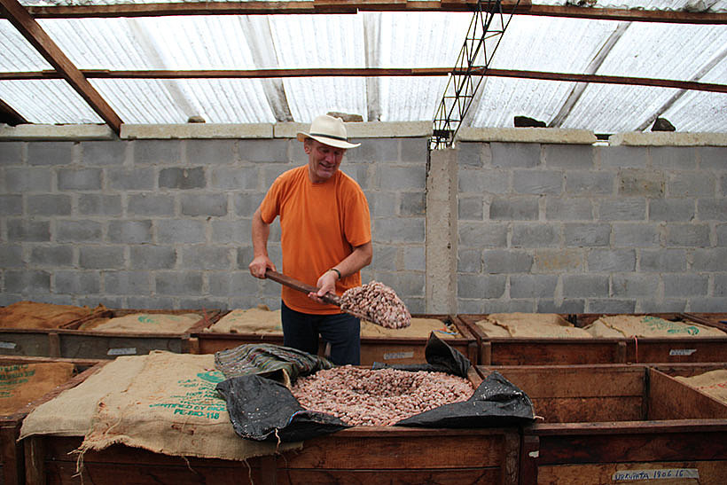 Josef Zotter bei der Kakao-Fermentation in Peru