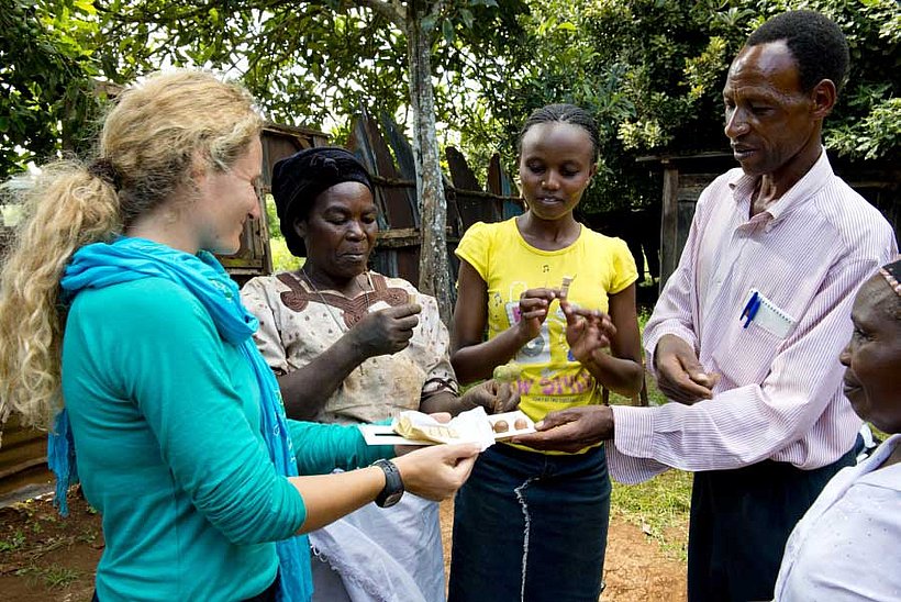 Verteilen von Macadamianussnougat von Zotter in Kenia