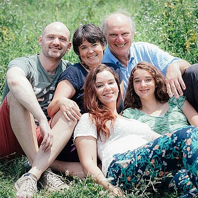 Zotter-Familie – h.: Michael, Ulrike, Sepp, v: Julia und Valerie Zotter (Querformat)
