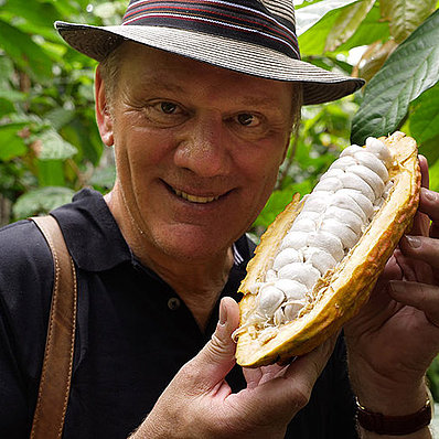 Peru: Josef Zotter mit Kakaofrucht 
