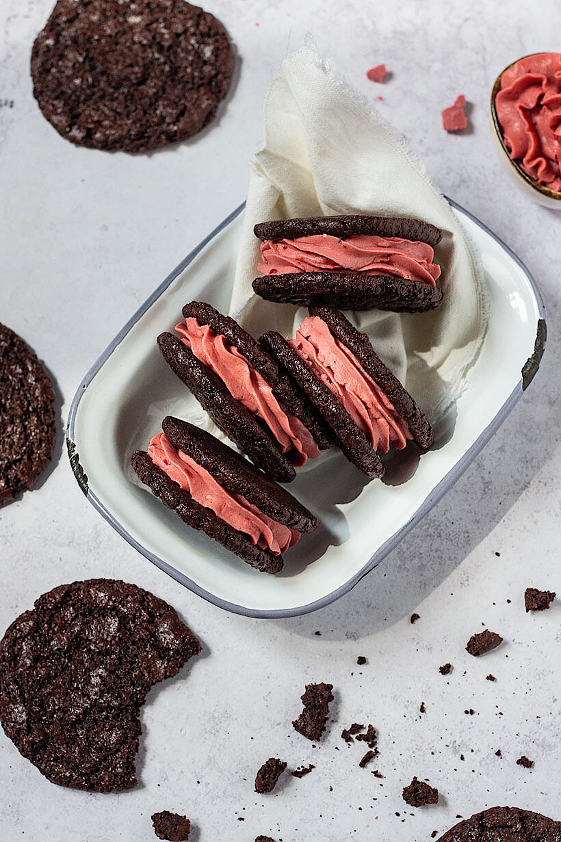 Rezept für vegane Schokoladen-Himbeer-Cookies mit Zotter Schokolade