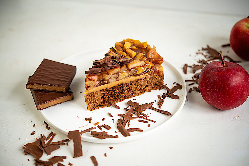 Rezept Haselnuss-Torte mit Zotter Schokolade, Apfelkompott, Karamellcreme und Zimt