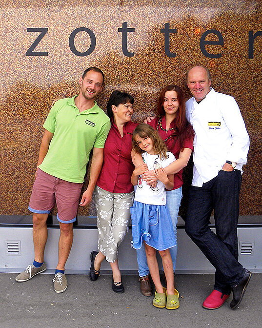 Familie Zotter vor dem Schoko-Laden in Bergl