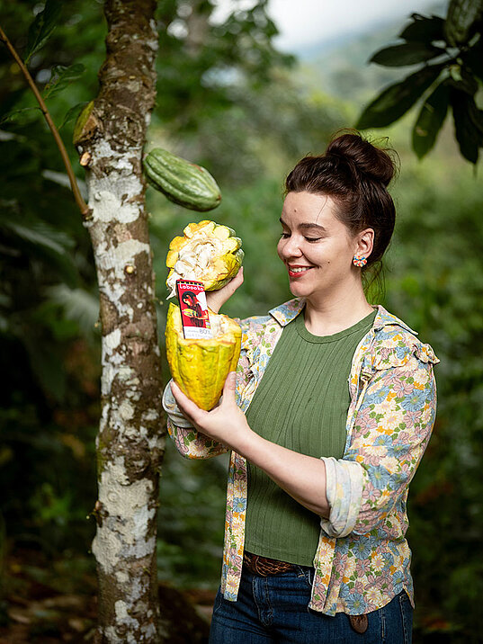 Direkt am Ursprung: aus der frischen Kakaofrucht wird später eine Single-Origin-Schokolade.