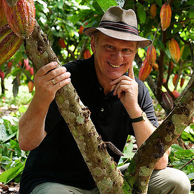 Peru: Josef Zotter with cocoa tree (horizontal)