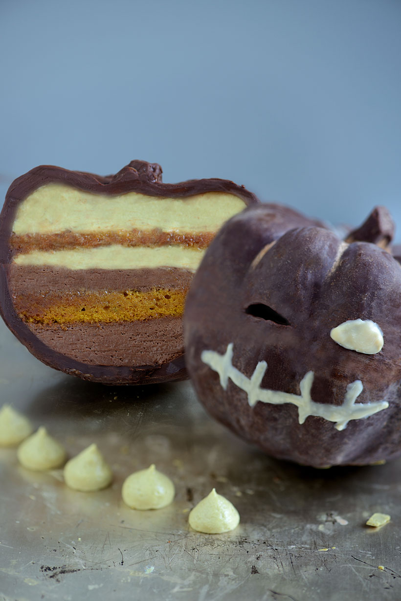 Rezept für Halloween-Dessert: Selbstgemachter Schoko-Kürbis mit Kürbiskernnougat