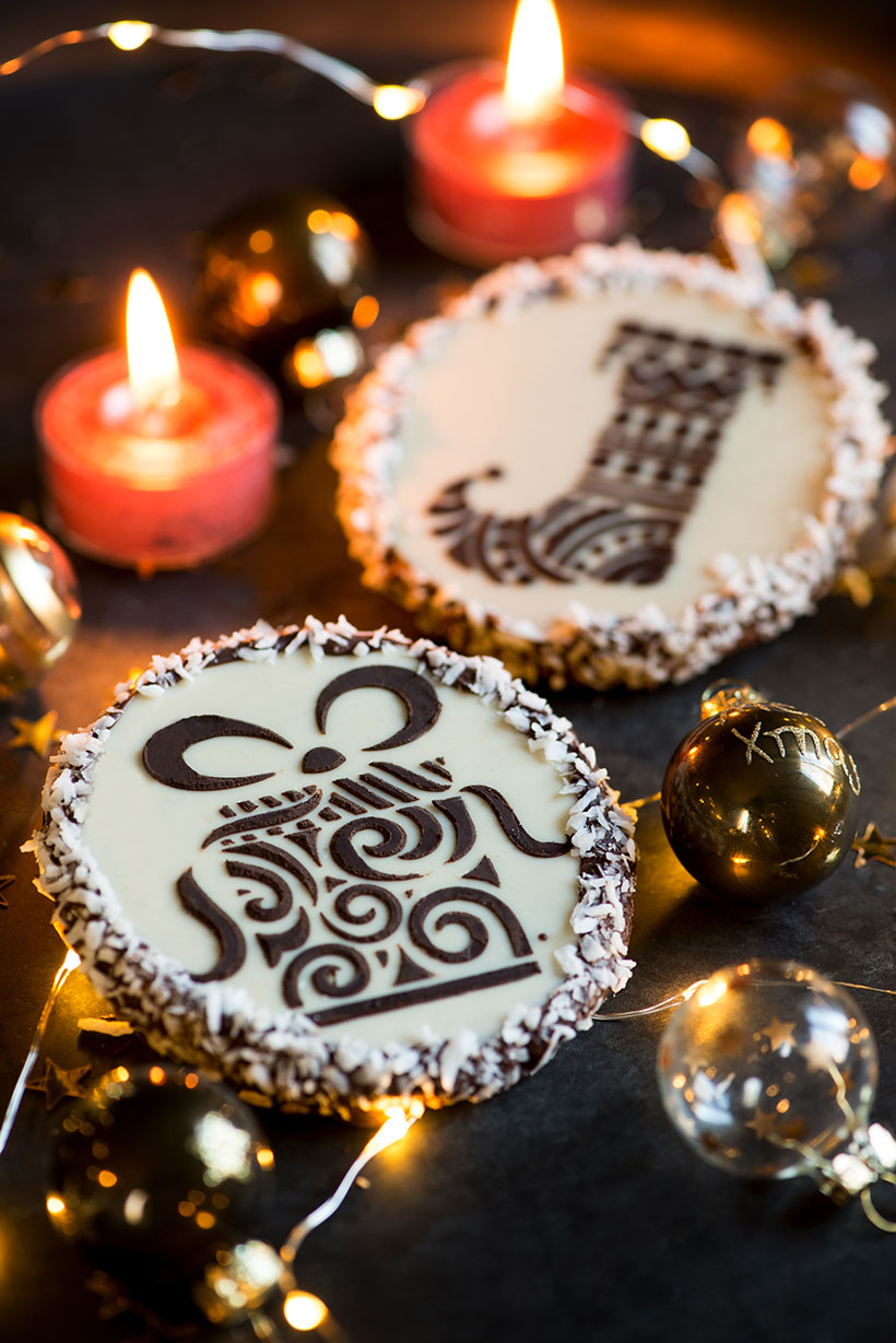 Rezept für Schokoladen-Kokoskekse mit weihnachtlichen Dekormotiven