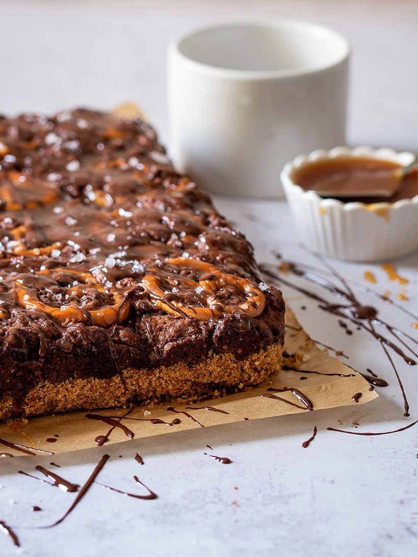 Rezept für Schokoladen-Brezel-Brownies mit Salzkaramell