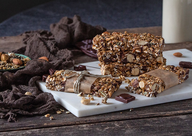 Vegane Müsliriegel selbstgemacht mit Waldbeer-Kokos Kuvertüre von Zotter Schokolade