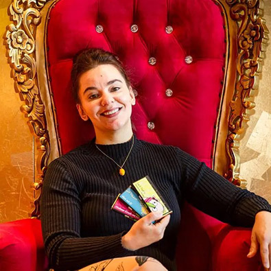 Audienz bei der "Schoko-Queen" – Julia Zotter im Kleine Zeitung Porträt