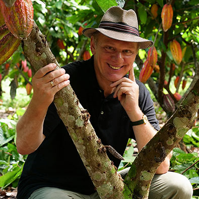 Josef Zotter in einem peruanischen Kakaogarten