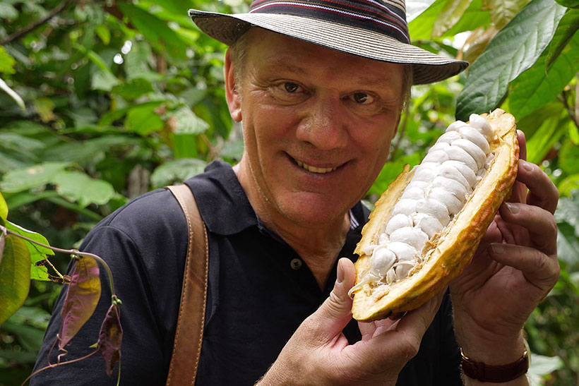 Fairer Handel - Josef Zotter mit Kakaofrucht