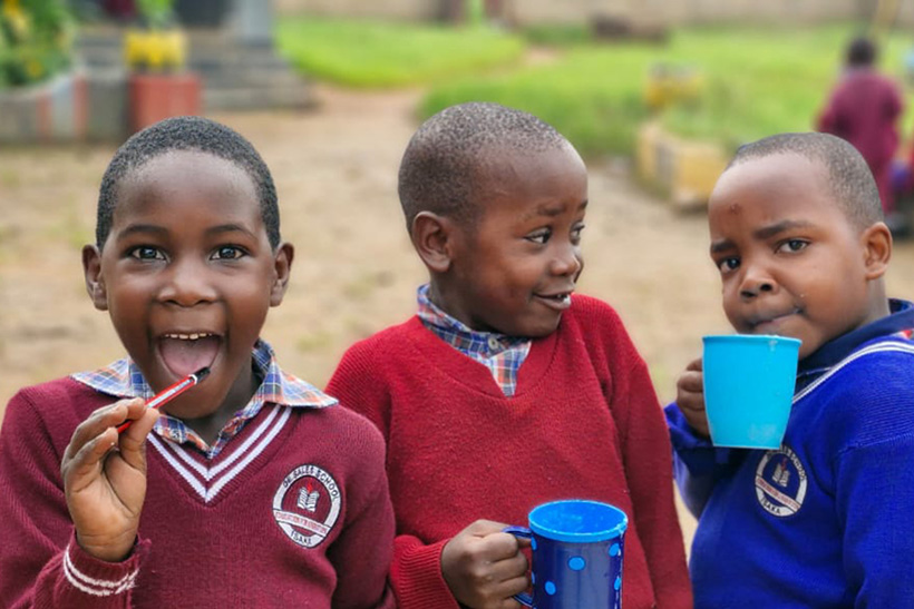 Schulkinder in Isaka