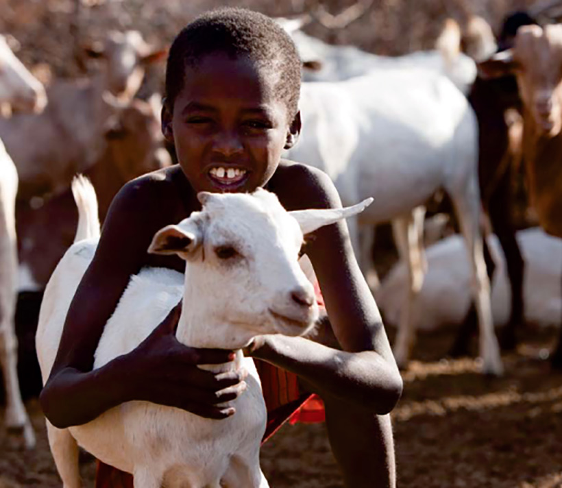 Junge mit Ziege in Burundi