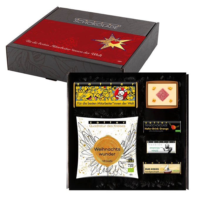 Beste Mitarbeiter*in VEGAN - Box Weihnachten Ein süßes & veganes Dankeschön »Für die besten Mitarbeiter*innen der Welt«, mit der gleichnamigen handgeschöpften Schokolade, die mit dreierlei Nougats gefüllt ist. Dazu eine weiße Tafel mit Glitzer-Dekor, ein »Weihnachtswunder« aus Karamell und Kokos, gesüßt mit Kokosblütenzucker. Außerdem eine fruchtige vegane Trinkschokolade mit charmantem Orangengeschmack, eine kleine dunkle Schoko mit erfrischender Pfefferminzcreme und eine kleine handgeschöpfte Schoko mit Rum-Kokos-Füllung. Personali
