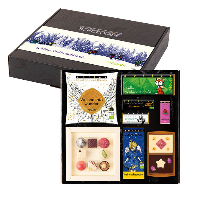 Schöne Weihnachtszeit Vegan - Box Eine Geschenkbox voller veganer Weihnachtsschokoladen Eine handgeschöpfte »Süße Weihnachtsgrüße«, gefüllt mit knusprig-nussigem Haselnussnougat-Krokant, dazu etwas »Weihnachtszauber« mit dunklen Edelschokoladen, wobei der Maya-Kakao aus Belize emissionsfrei mit dem Segelschiff angereist ist. Außerdem zwei handdekorierte Tafeln mit Glitzer-Dekor, eine Kokos-Karamell-Tafel, gesüßt mit Kokosblütenzucker, zwei kleine Schokotafeln, eine Trinkschokolade, die sich in einen heißen Drink verwandelt und h