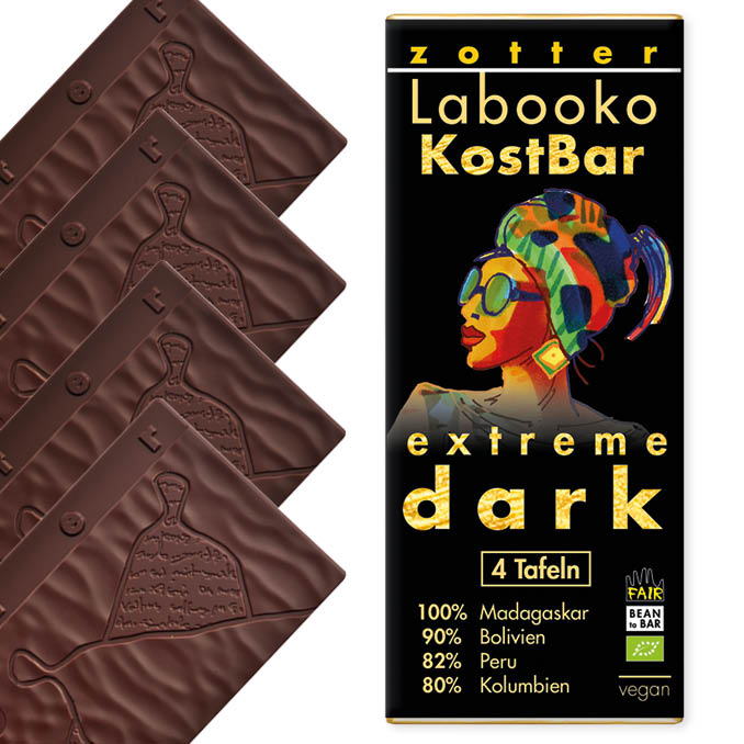 Labooko KostBar - extreme dark 4 unterschiedliche dunkle Schokoladen mit sehr hohem Kakaoanteil. Ein Schatz voller hochprozentiger Schokoladen. Im Kakao schlummern 600 Aromen, die wir in unserer Schokofabrik individuell aus jedem Kakao herauskitzeln. Bean-to-Bar – von der Bohne bis zur Tafel. Erleben Sie, wie unterschiedlich Single Origin Schokoladen mit Edelkakao aus den besten Regionen der Welt schmecken.100% Madagaskar Conchierzeit: 36 Std. Eine reine 100%ige Single Origin Tafel, die Ihnen die Welt des Kakaos eröffnet, gan